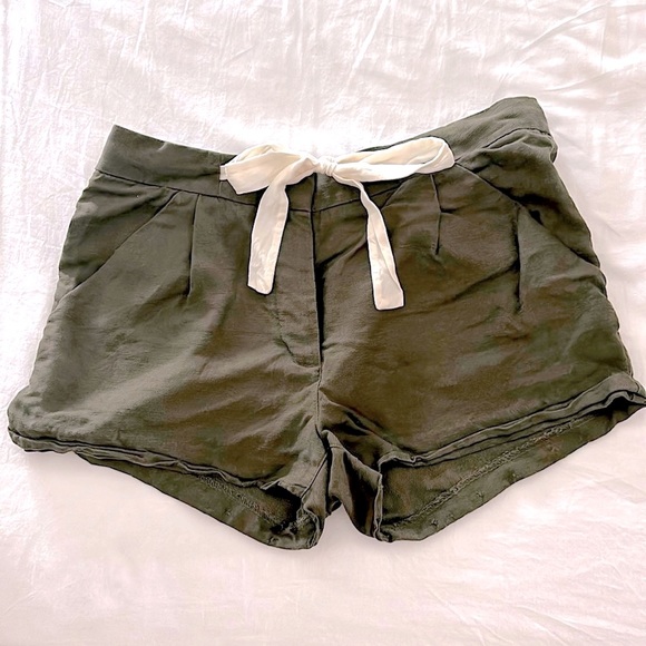 Linen dark green shorts with silk bow - Picture 1 of 2